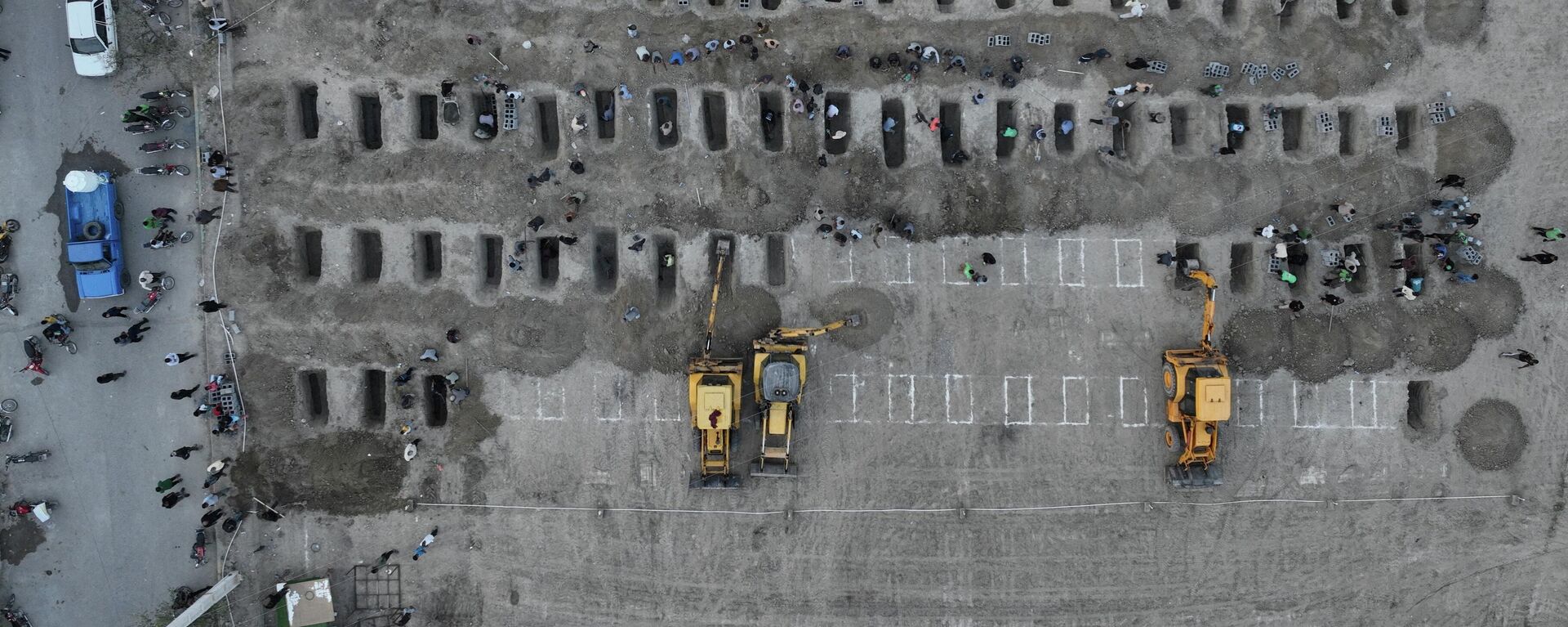 يجري تجهيز القبور لضحايا الغارة الجوية التي استهدفت مدرسة الطالبات في مدينة ميناب جنوبي إيران، وذلك على خلفية الحرب الأمريكية الإسرائيلة - سبوتنيك عربي, 1920, 08.03.2026