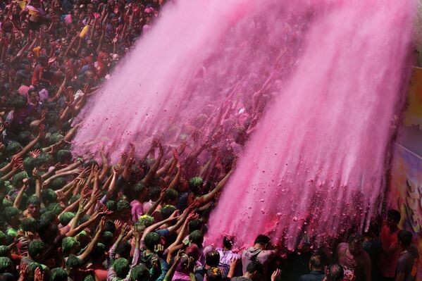  المصلون الهندوس يقومون بتغطية أنفسهم بمسحوق ملون داخل حرم أحد المعابد خلال احتفالات عيد هولي في أحمد آباد في الهند. - سبوتنيك عربي