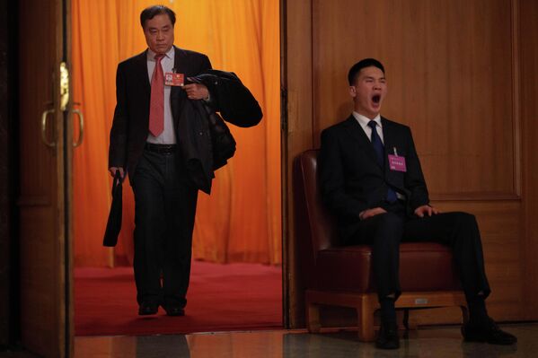 جندي يرتدي زيّ مشرف، يجلس على اليمين، يحرس افتتاح اجتماع المجلس الوطني لنواب الشعب في قاعة الشعب الكبرى في بكين، الصين. - سبوتنيك عربي