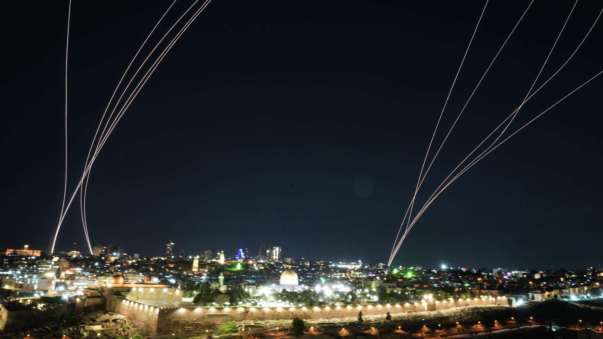 شظايا صاروخ إيراني تصيب 16 موقعا في تل أبيب... فيديو