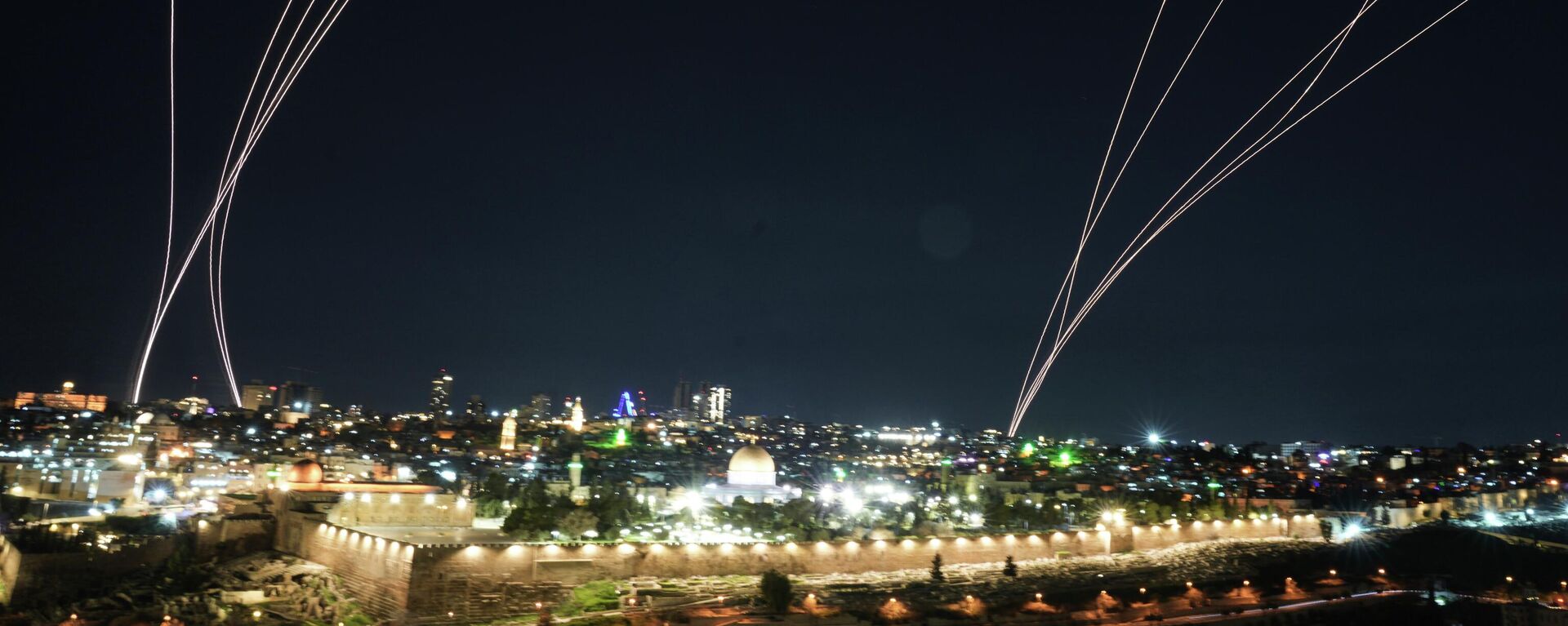 نظام الدفاع الجوي الإسرائيلي يطلق النار لاعتراض صواريخ أُطلقت من إيران باتجاه إسرائيل، فوق القدس. - سبوتنيك عربي, 1920, 11.03.2026