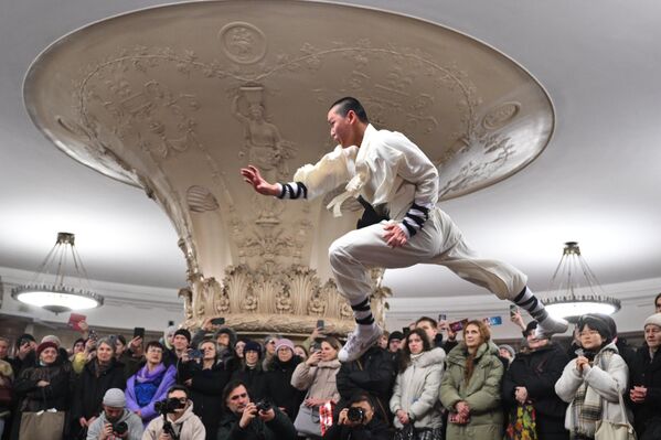 عرض لفرقة رقص من مقاطعة خنان ضمن فعاليات المهرجان الحضري رأس السنة الصينية في موسكو، وذلك في موقع مشروع الموسيقى في المترو في الردهة الأمامية لمحطة كورسكایا في مترو موسكو. - سبوتنيك عربي