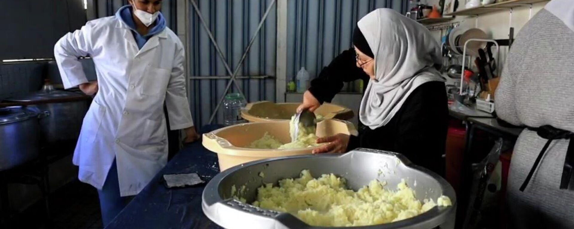 مطبخ صيدا يفتح أبوابه لاستقبال النازحين من جنوب لبنان   - سبوتنيك عربي, 1920, 06.03.2026