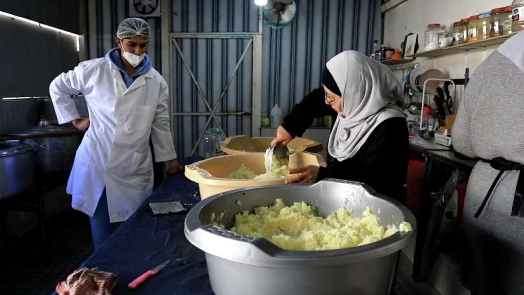 كخلية نحل لا تهدأ.. مطبخ صيدا يفتح أبوابه لاستقبال النازحين من جنوب لبنان