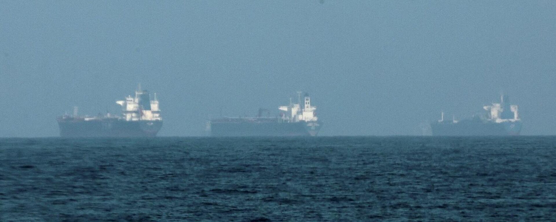  ناقلات النفط قبالة سواحل الفجيرة، في الوقت الذي تتعهد فيه إيران بإطلاق النار على السفن العابرة لمضيق هرمز، وسط الصراع الأمريكي الإسرائيلي مع إيران، في الفجيرة، الإمارات العربية المتحدة، 3 مارس/ آذار 2026 - سبوتنيك عربي, 1920, 07.03.2026