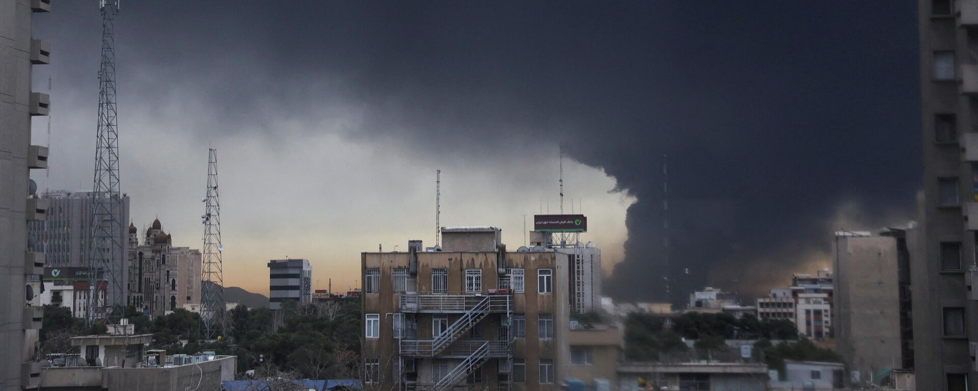 الدخان يتصاعد عقب انفجار في العاصمة الإيرانية طهران، وسط الصراع الأمريكي الإسرائيلي مع إيران، 8 مارس/ آذار 2026 - سبوتنيك عربي, 1920, 08.03.2026