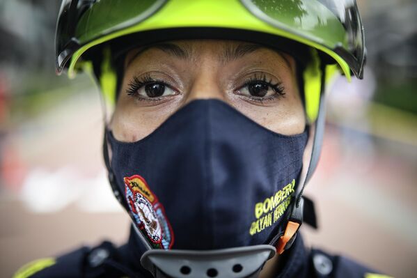 صورة تظهر إطفائية شاركت في سباق حواجز مع زملائها الرجال في بوغوتا، كولومبيا، بمناسبة اليوم الدولي للقضاء على العنف ضد المرأة، وذلك لتعزيز المساواة بين الجنسين - سبوتنيك عربي