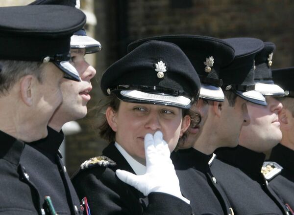 الكابتن أليسون سيفتون، ذات الـ31 عامًا، محاسبة في المدينة وأول ضابطة في تاريخ شركة المدفعية الشرفية الممتد لـ470 عامًا، تشارك في استعراض عسكري في لندن، بريطانيا - سبوتنيك عربي