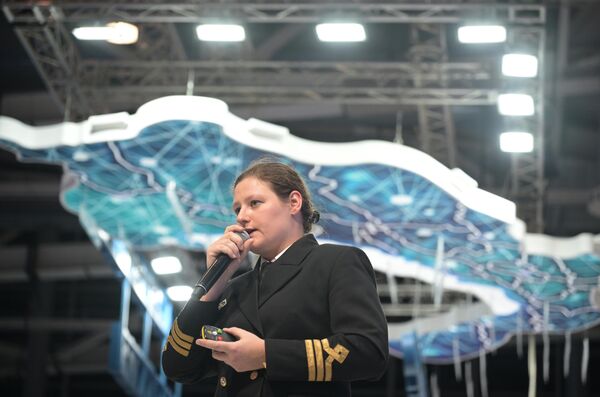 صورة تظهرديانا كيجي، أول امرأة في العالم تقود كاسحة جليد نووية ومساعد قبطان - سبوتنيك عربي