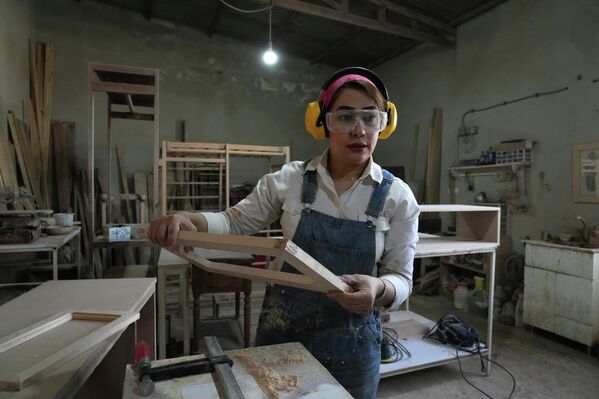 النجارة الإيرانية سحر بيغلاري، تعمل في ورشتها غرب طهران، كانت معلمة لكل من مادتي الرياضيات والفيزياء، كسرت المحظورات لتصبح نجارة مشهورة، وهي مهنة يهيمن عليها الرجال تقليديًا - سبوتنيك عربي