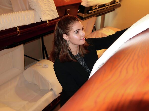 صورة لمديرة الجنازات دارين فريدريك، تقوم بإجراء تعديلات على عرض النعوش في دار جنازات كليفلاند في ووترتاون، نيويورك - سبوتنيك عربي