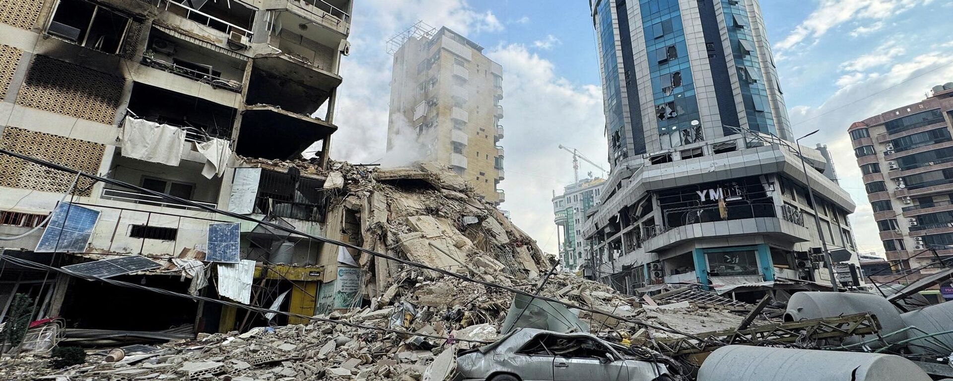 حطام متناثر بعد غارة إسرائيلية على الضواحي الجنوبية لبيروت، في أعقاب تصعيد بين حزب الله اللبناني وإسرائيل وسط الصراع الأمريكي الإسرائيلي مع إيران، لبنان، 7 مارس/ آذار 2026 - سبوتنيك عربي, 1920, 08.03.2026