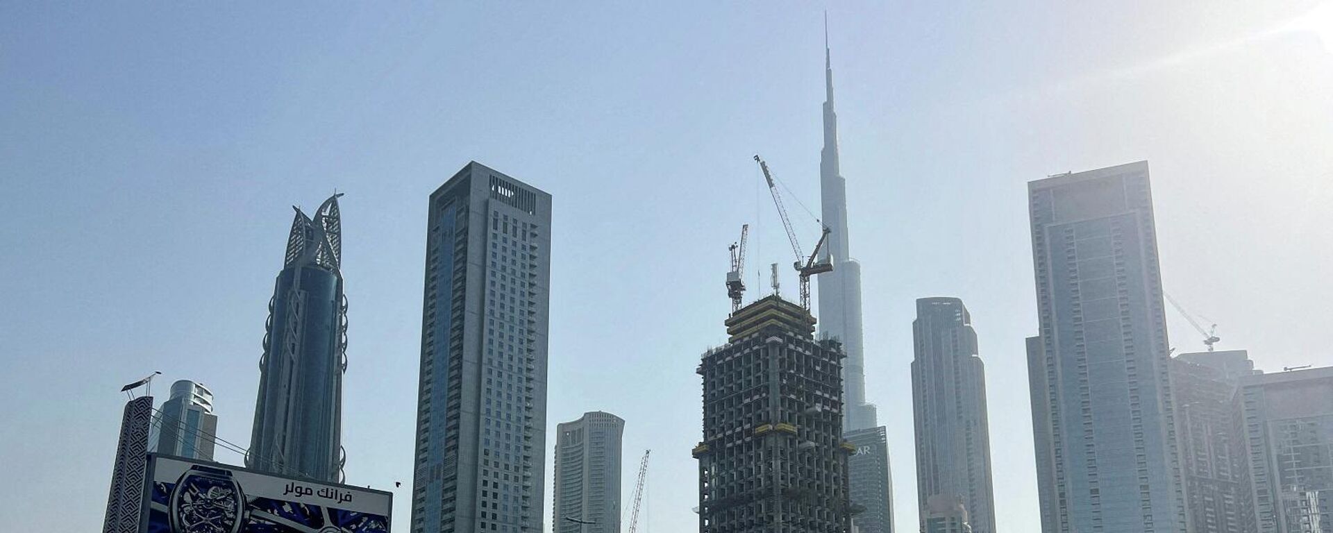 المركبات تسير على طول طريق سريع، وسط الصراع الأمريكي الإسرائيلي مع إيران، في دبي، الإمارات العربية المتحدة، 4 مارس/ آذار 2026 - سبوتنيك عربي, 1920, 08.03.2026