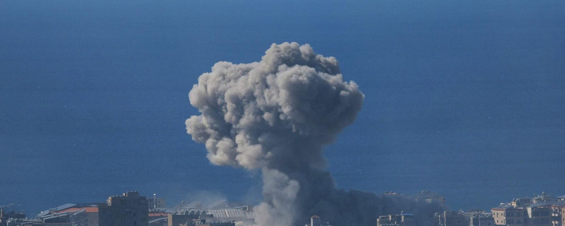 الدخان يتصاعد عقب غارة إسرائيلية على الضواحي الجنوبية لبيروت، في أعقاب تصعيد بين حزب الله اللبناني وإسرائيل وسط الصراع الأمريكي الإسرائيلي مع إيران، لبنان، 9 مارس/ آذار 2026 - سبوتنيك عربي, 1920, 09.03.2026