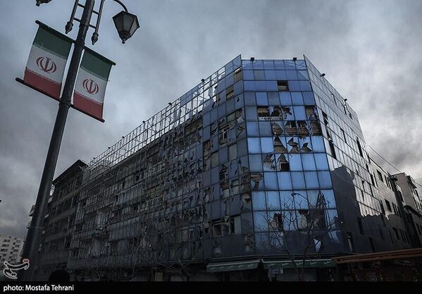 أضرار فادحة في المنازل السكنية والمحال التجارية نتيجة استهداف طائرات مقاتلة أمريكية وإسرائيلية للمناطق المحيطة بساحة "الثورة" في العاصمة طهران - سبوتنيك عربي