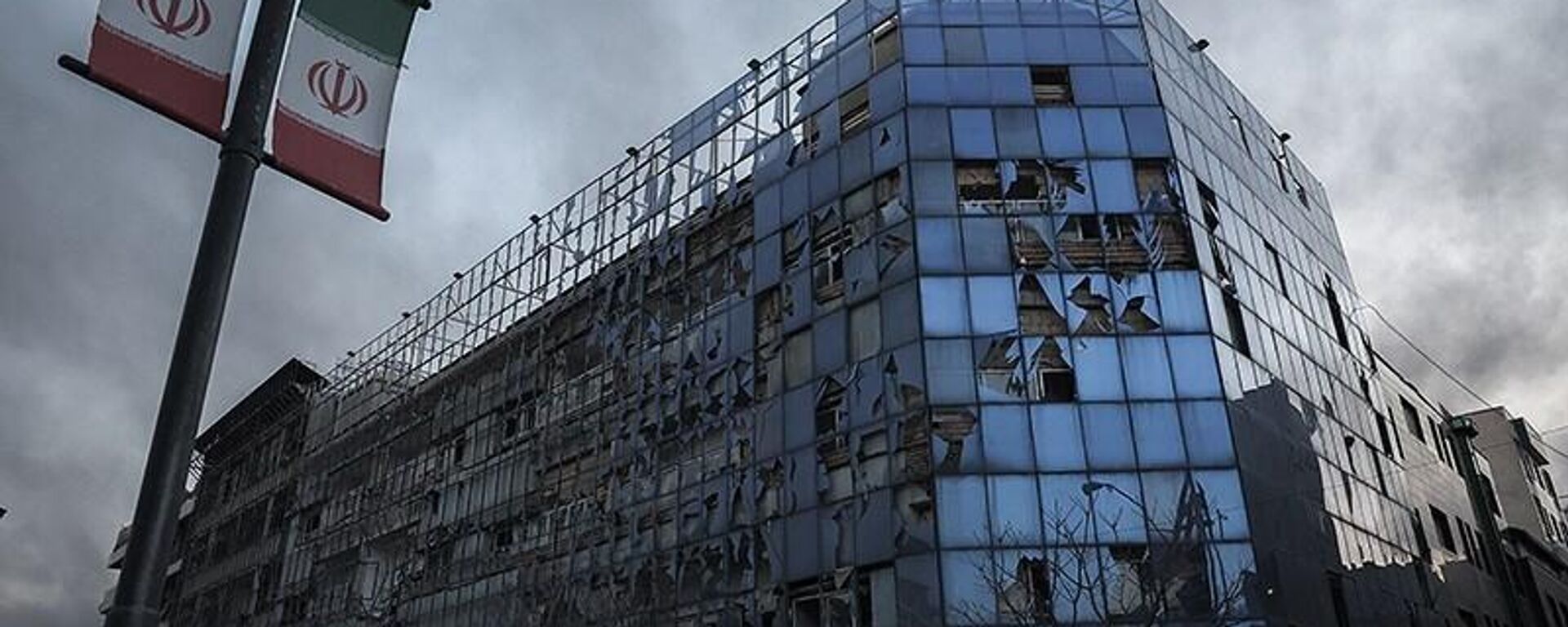 Поврежденное здание после авиаударов США и Израиля по площади Революции - سبوتنيك عربي, 1920, 11.03.2026