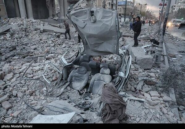 أضرار جسيمة في المنازل السكنية والوحدات التجارية في المنطقة المحيطة بساحة "الثورة" في طهران، نتيجة استهدافها بغارات أمريكية - إسرائيلية - سبوتنيك عربي