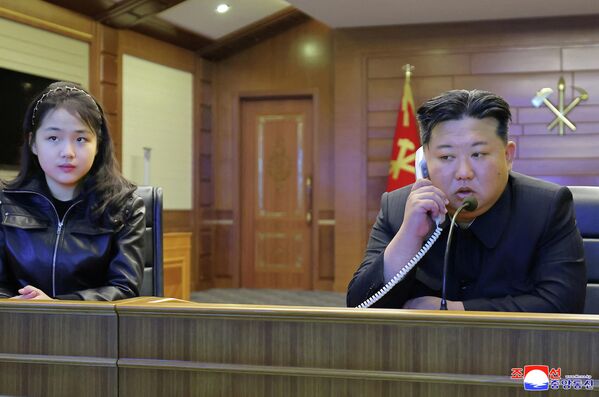  الزعيم كيم جونغ أون وابنته كيم جو آي، وهما يراقبان إطلاق صاروخ تجريبي نفذته المدمرة "تشوي" هيون". - سبوتنيك عربي