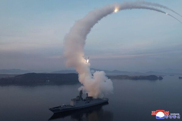 المدمرة البحرية "تشوي هيون" خلال تنفيذها تجربة إطلاق صاروخي حيث ترتفع أعمدة الدخان في مسار انطلاق صاروخ "كروز". - سبوتنيك عربي