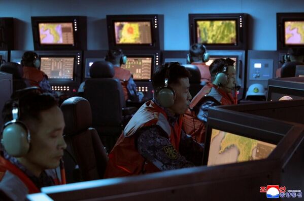 صورة من داخل غرفة التحكم خلال عملية إطلاق صواريخ "كروز" من المدمرة "تشوي هيون". - سبوتنيك عربي