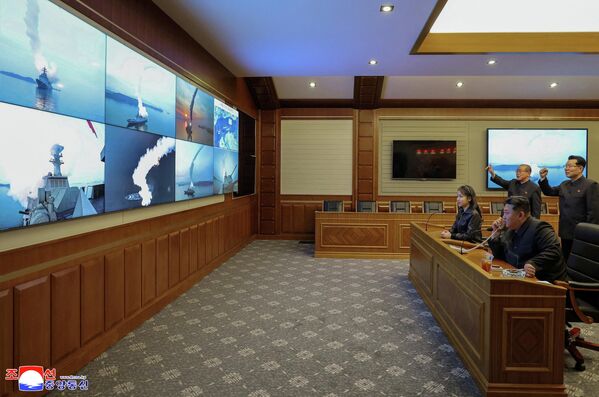  الزعيم  كيم جونغ أون وابنته كيم جو آي، يراقبان إطلاق صاروخ تجريبي أجرته المدمرة البحرية "تشوي هيون". - سبوتنيك عربي