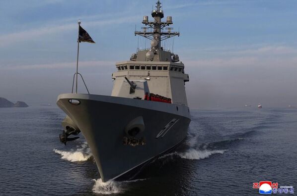 المدمرة "تشوي هيون" وسط البحر بعد تنفيذ تجربة إطلاق صواريخ "كروز". - سبوتنيك عربي