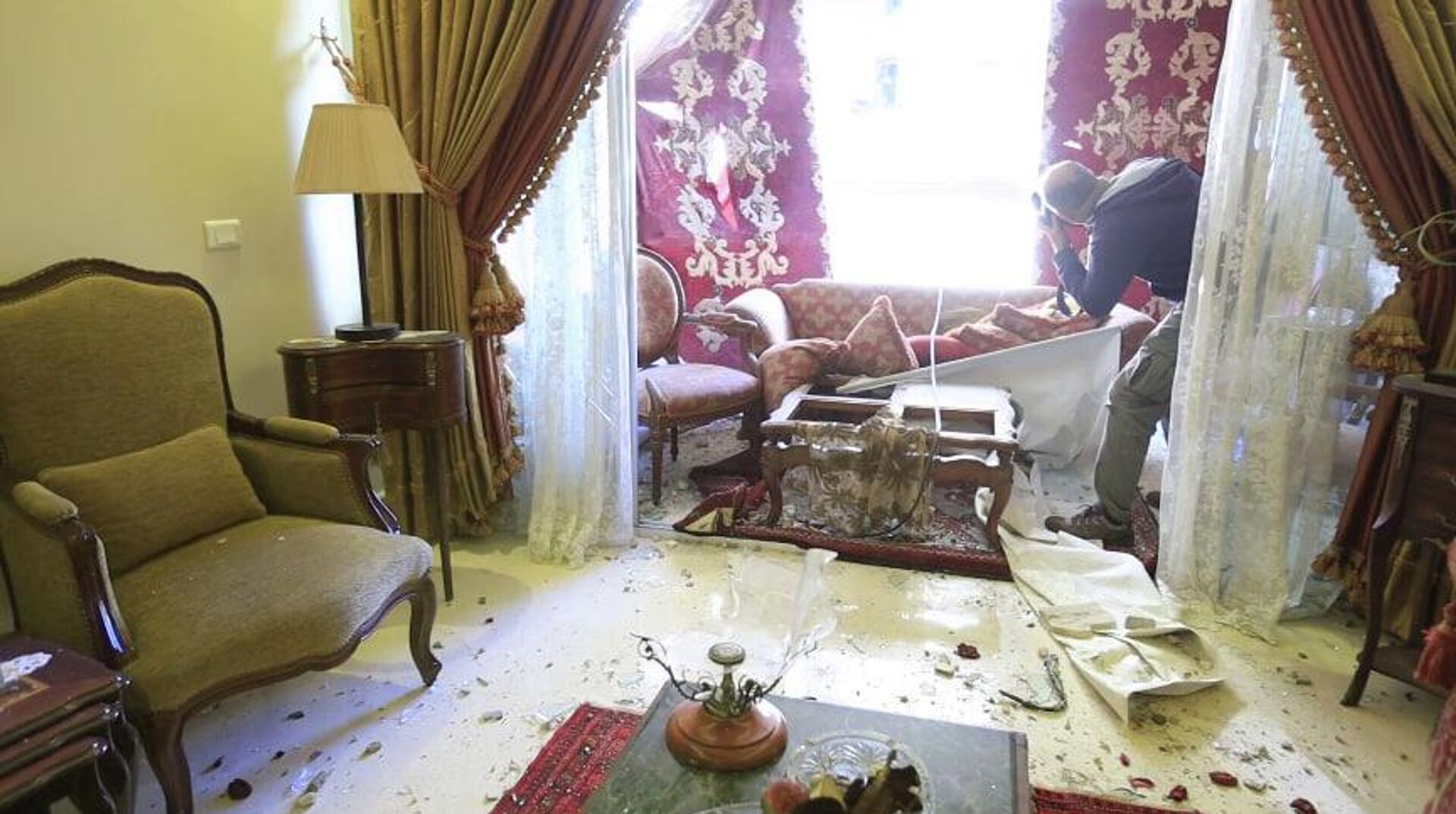 عدسة سبوتنيك ترصد الأضرار داخل الشقق السكنية في بيروت نتيجة غارة إسرائيلية    - سبوتنيك عربي, 1920, 11.03.2026