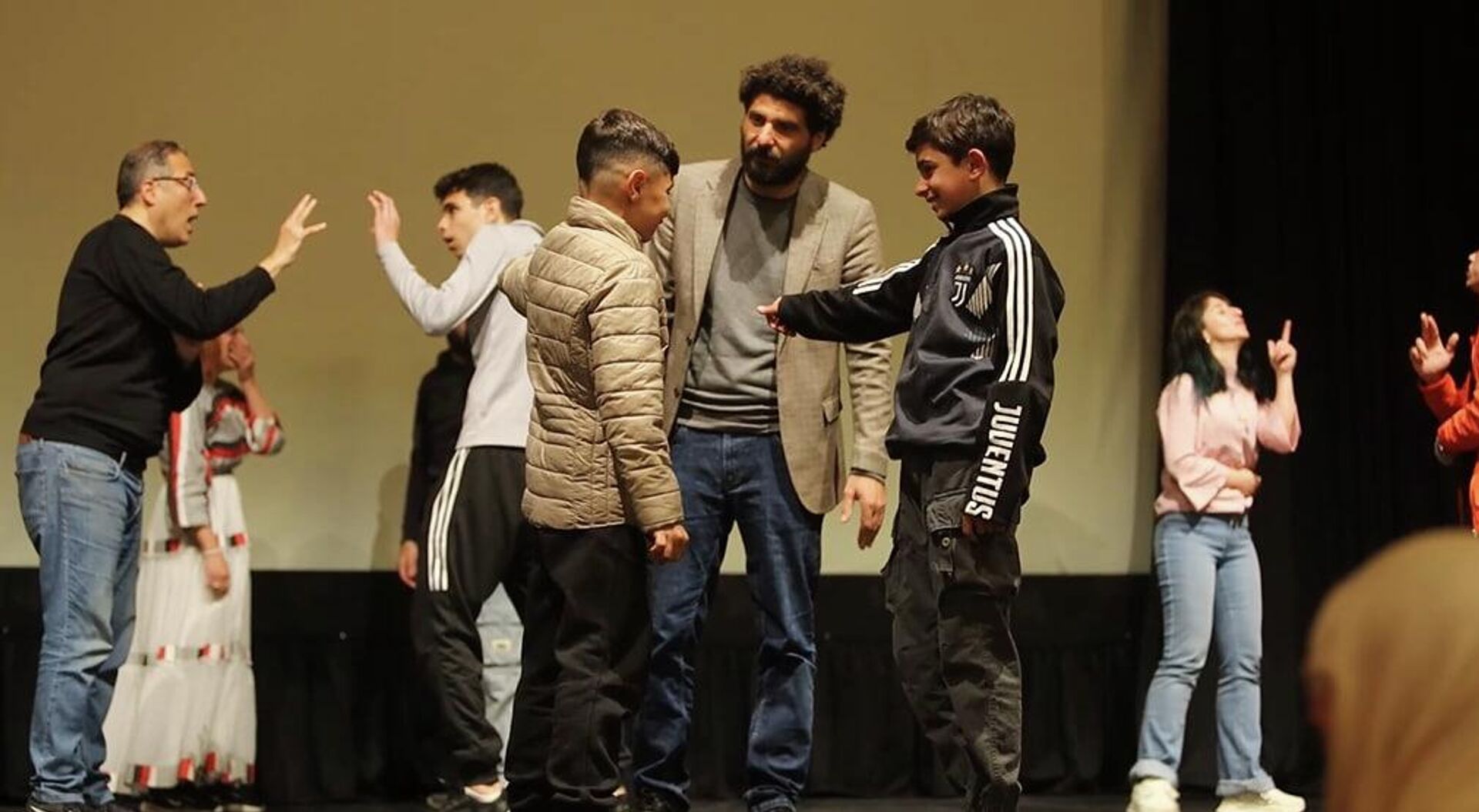 حين يتحول المسرح إلى بيت... حكايات نزوح داخل الكوليزيه في بيروت - سبوتنيك عربي, 1920, 11.03.2026