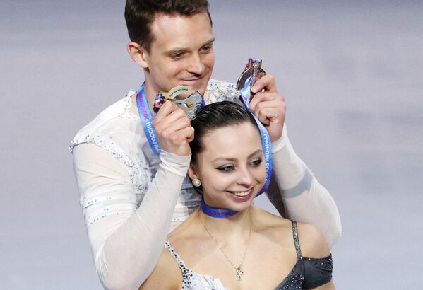 صورة تجمع الثنائي، ألكسندرا بويكوفا وديمتري كوزلوفسكي، اللذان حصلا على المركز الأول في التزلج الثنائي في نهائي كأس روسيا، الذي أقيم في مدينة تشيليابينسك الروسية. - سبوتنيك عربي