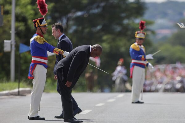  رئيس جنوب أفريقيا سيريل رامافوزا، خلال مراسم استقبال عسكرية في قصر بلانالتو الرئاسي، قبل لقائه الرئيس البرازيلي لويس إيناسيو لولا دا سيلفا في  البرازيل. - سبوتنيك عربي