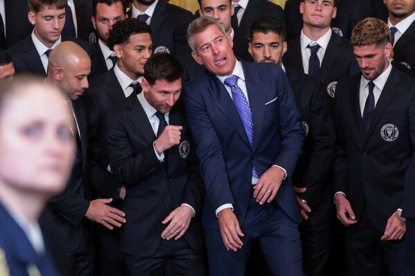 وزير النقل الأمريكي شون دافي يلتقط صورا مع ليونيل ميسي ولاعبي ومسؤولي فريق "إنتر ميامي"، بطل الدوري الأمريكي لكرة القدم، خلال حفل أقيم في البيت الأبيض. - سبوتنيك عربي