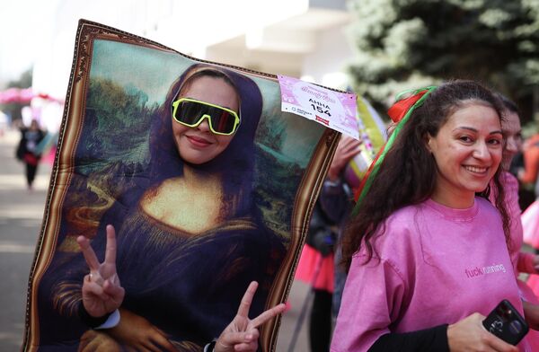 فتاتان تشاركان في سباق الجمال، الذي أقيم في كراسنودار الروسية،  بمناسبة عيد المرأة. - سبوتنيك عربي