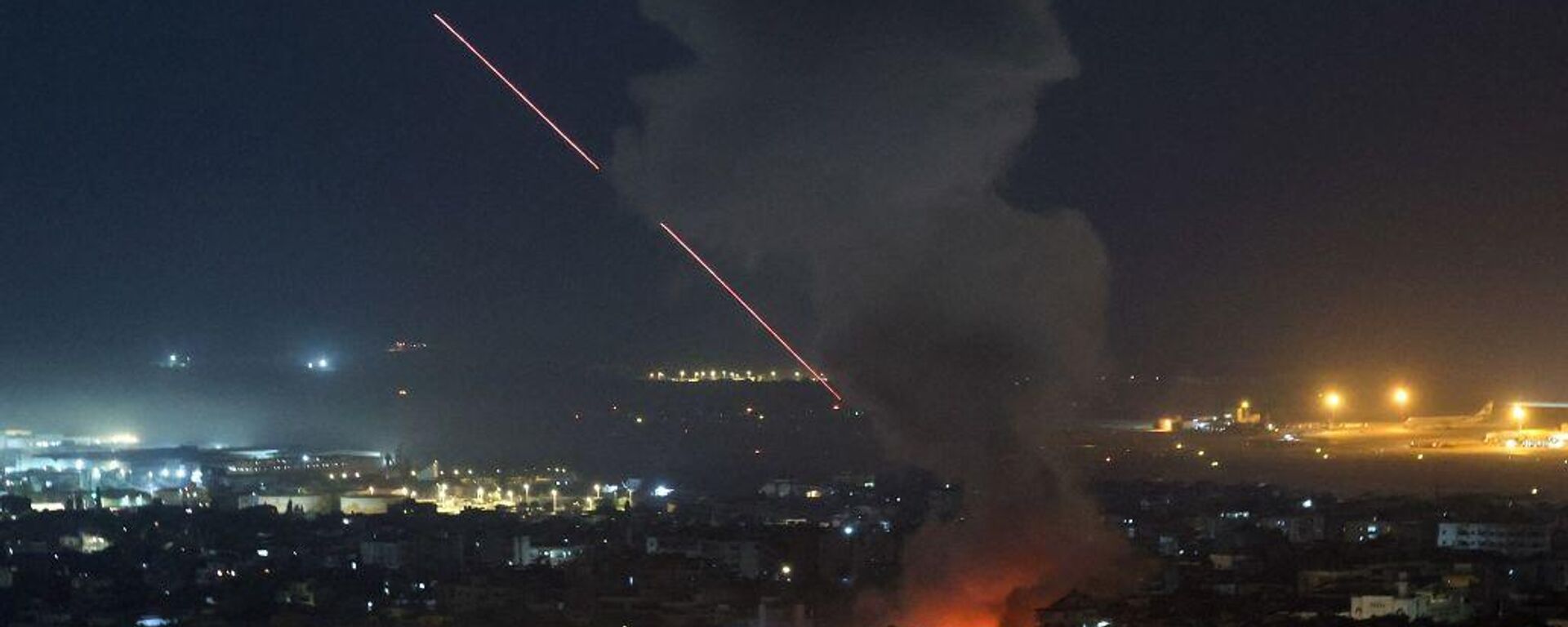 أعمدة الدخان تتصاعد خلال الغارات الإسرائيلية على بيروت، في أعقاب تصعيد بين حزب الله اللبناني وإسرائيل وسط الصراع الأمريكي الإسرائيلي مع إيران، لبنان، 12 مارس/ آذار 2026 - سبوتنيك عربي, 1920, 12.03.2026