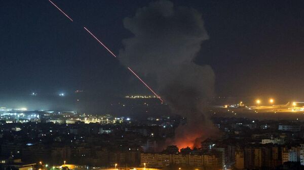 أعمدة الدخان تتصاعد خلال الغارات الإسرائيلية على بيروت، في أعقاب تصعيد بين حزب الله اللبناني وإسرائيل وسط الصراع الأمريكي الإسرائيلي مع إيران، لبنان، 12 مارس/ آذار 2026 - سبوتنيك عربي