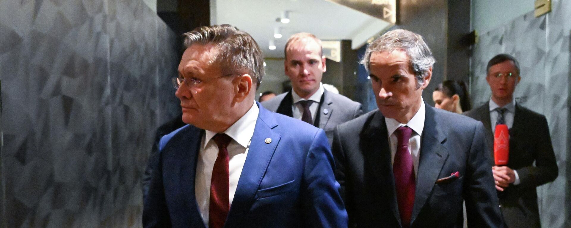 المدير العام لـروساتوم أليكسي ليخاتشوف، والمدير العام للوكالة الدولية للطاقة الذرية رافائيل غروسي.
 - سبوتنيك عربي, 1920, 13.03.2026