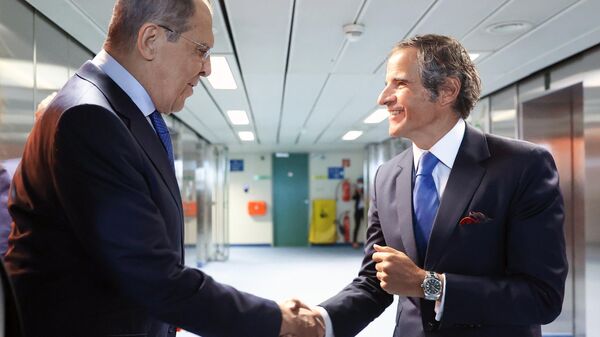 وزير الخارجية الروسي سيرغي لافروف مع المدير العام للوكالة الدولية للطاقة الذرية رافائيل غروسي - سبوتنيك عربي