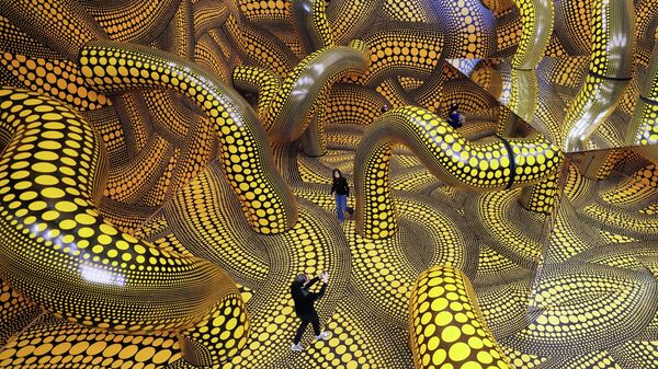 يتجول الزوار عبر العمل الفني غرفة المرايا اللانهائية، خلال العرض التمهيدي للمعرض الجديد للفنانة اليابانية الشهيرة يايوي كوساما في متحف لودفيج بمدينة كولونيا. - سبوتنيك عربي