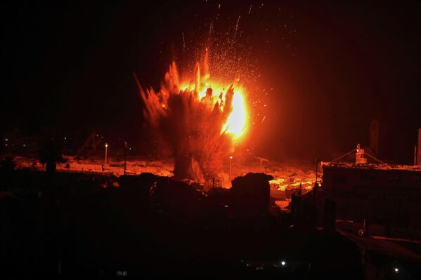 غارة جوية ليلية نفذها الجيش الإسرائيلي تصيب منطقة مجاورة لمخيم "الخيام" في قطاع غزة. - سبوتنيك عربي