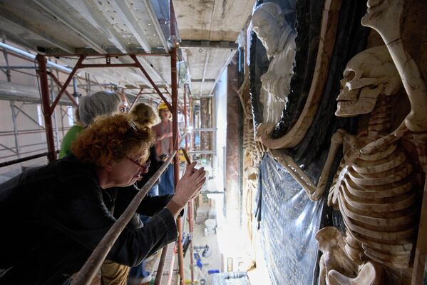 صحفي يصور قبر الكاردينال ماريانو فيشيريللي، داخل كنيسة "سان بيترو" في  روما. - سبوتنيك عربي