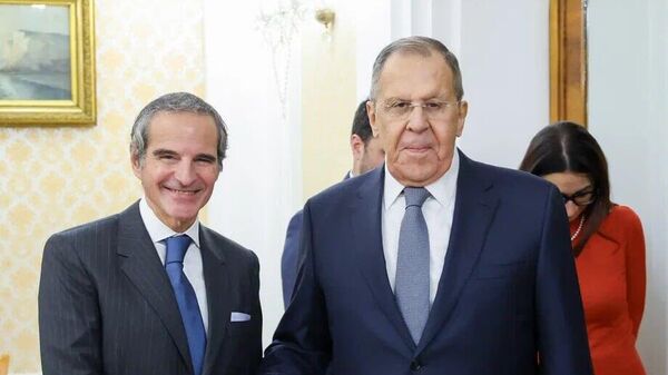 وزير الخارجية الروسي سيرغي لافروف مع المدير العام للوكالة الدولية للطاقة الذرية رافائيل غروسي - سبوتنيك عربي