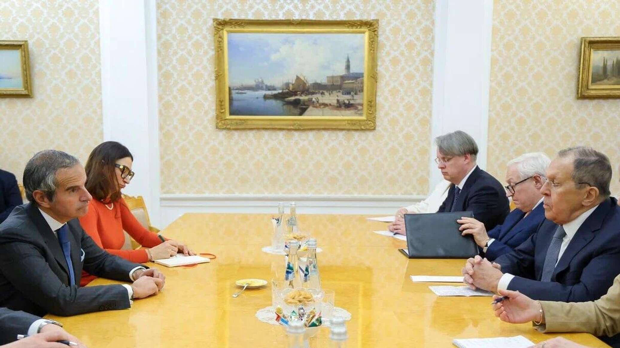 غروسي: تبادل الآراء مع لافروف بشأن الوضع في إيران ومحطة زابوروجيه النووية كان بناء