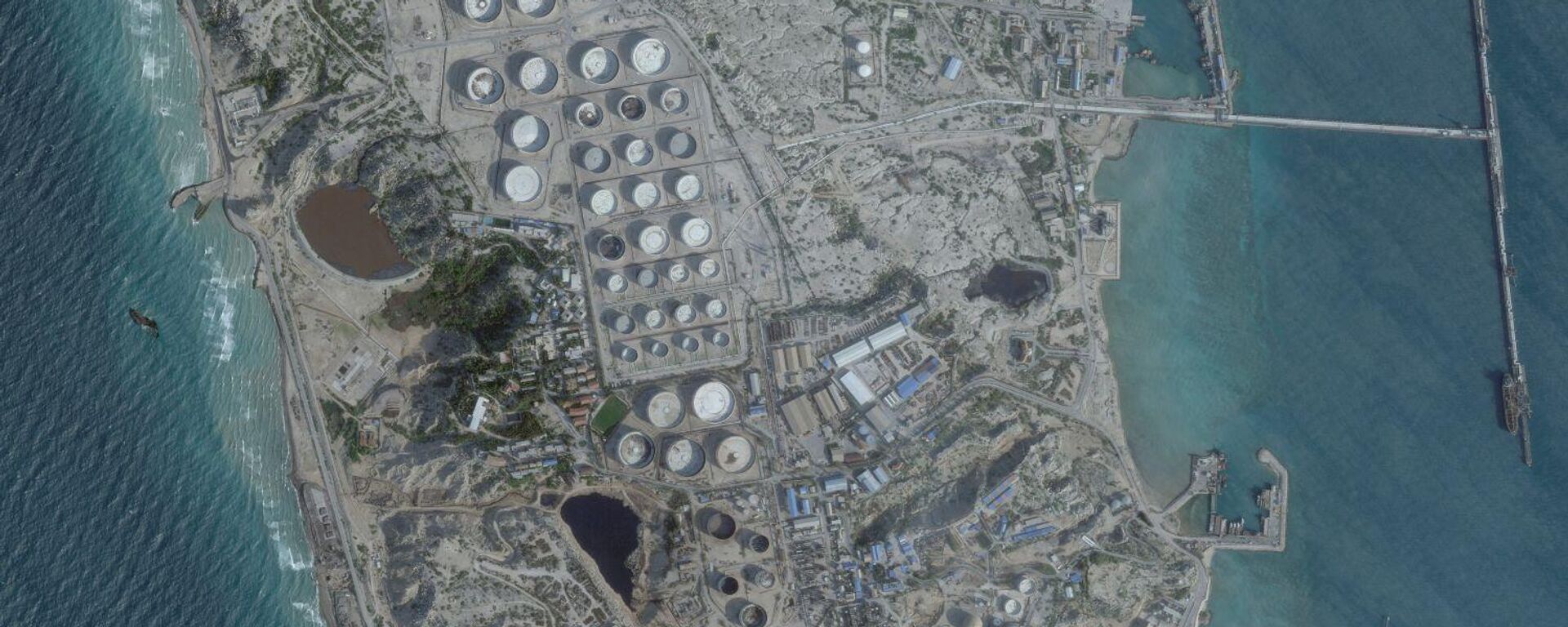 صورة التقطها قمر صناعي تُظهر محطة نفطية في جزيرة خرج، إيران، بتاريخ 25 فبراير/ شباط 2026 - سبوتنيك عربي, 1920, 14.03.2026