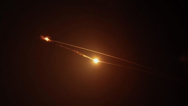 خطوط من الضوء تضيء السماء خلال محاولة اعتراض وسط الصراع الأمريكي الإسرائيلي مع إيران، كما شوهدت من تل أبيب، إسرائيل، 15 مارس/ آذار 2026 - سبوتنيك عربي