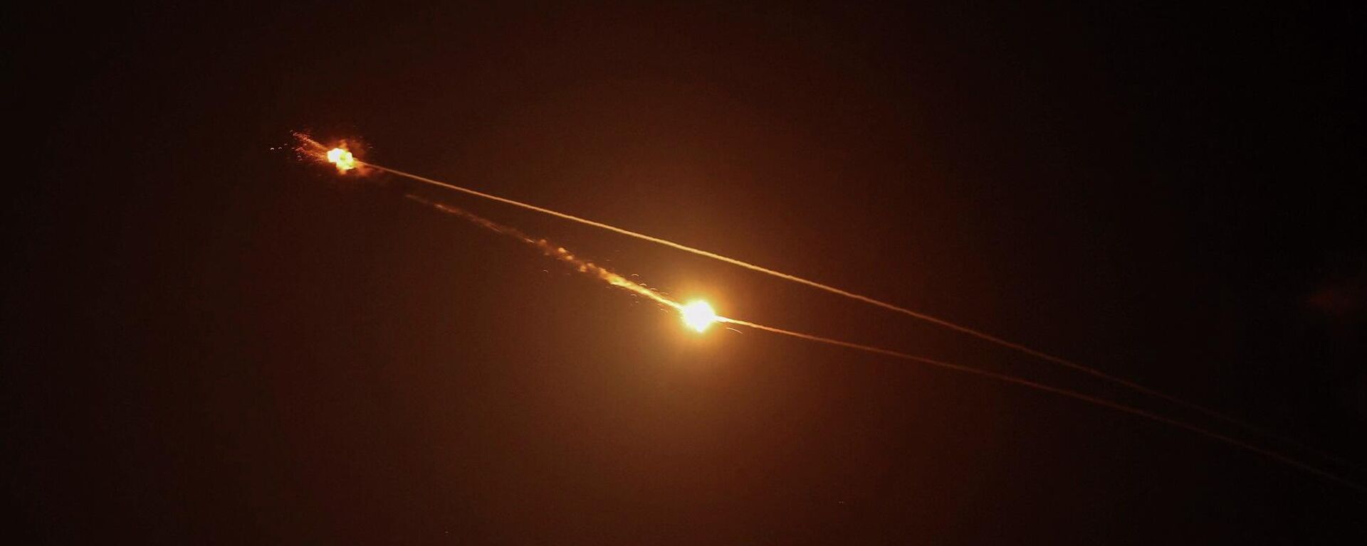 خطوط من الضوء تضيء السماء خلال محاولة اعتراض وسط الصراع الأمريكي الإسرائيلي مع إيران، كما شوهدت من تل أبيب، إسرائيل، 15 مارس/ آذار 2026 - سبوتنيك عربي, 1920, 15.03.2026