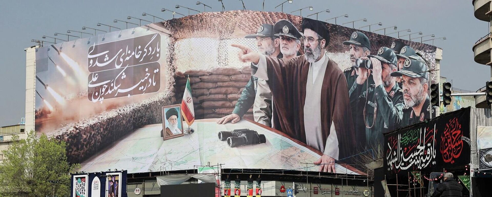 سيارات تمر أمام لافتة تحمل صورة المرشد الأعلى الإيراني الجديد، مجتبى خامنئي، وسط الصراع الأمريكي الإسرائيلي مع إيران، في طهران، إيران، 14 مارس/ آذار 2026 - سبوتنيك عربي, 1920, 08.04.2026