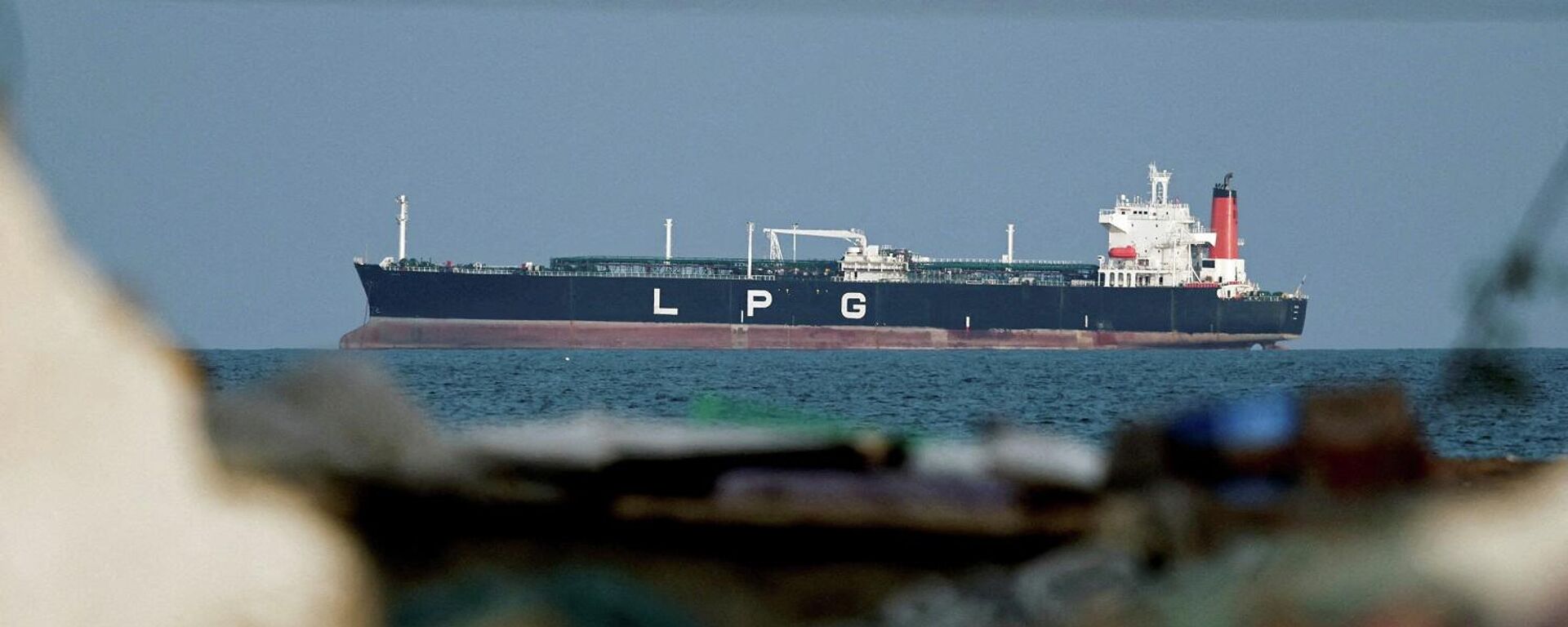 ناقلة غاز بترول مسال راسية في مضيق هرمز وسط انخفاض حركة الملاحة، وسط الحرب الأمريكية الإسرائيلية على إيران، في شناص، عمان، 11 مارس/ آذار 2026 - سبوتنيك عربي, 1920, 16.03.2026