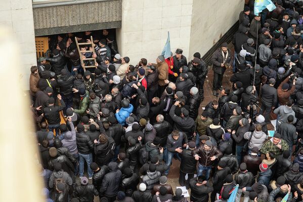 مشاركون في المسيرة الجماهيرية "دافعوا عن القرم" خارج مبنى البرلمان القرمي (فيرخوفنايا رادا) في سيمفروبول. - سبوتنيك عربي