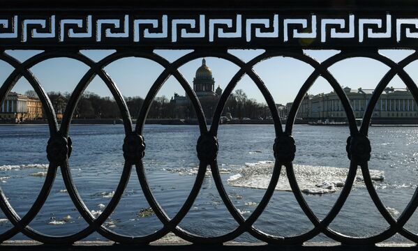 ذوبان الجليد مع بداية فصل الربيع على ضفاف نهر نيفا يترافق مع بروز تفاصيل معمارية مميزة، من بينها الأسوار المزخرفة المصنوعة من الحديد المطاوع، التي تحيط بمحيط كاتدرائية القديس إسحاق. - سبوتنيك عربي