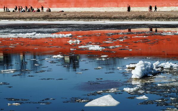 مع حلول فصل الربيع وارتفاع درجات الحرارة تدريجيا، بدأت مظاهر الحياة تعود إلى ضفاف نهر "نيفا" في مدينة سان بطرسبورغ، حيث يقوم السكان بالتوافد إلى جدران قلعة بطرس وبولس للاستمتاع بأشعة الشمس. - سبوتنيك عربي