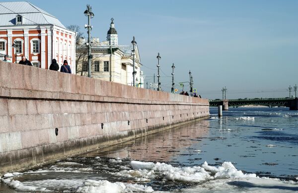 مع حلول فصل الربيع، تشهد ضفاف جامعة سان بطرسبورغ، وتحديدا جسر الجامعة، تغيرات ملحوظة مع استمرار ذوبان الجليد في مياه النهر. - سبوتنيك عربي